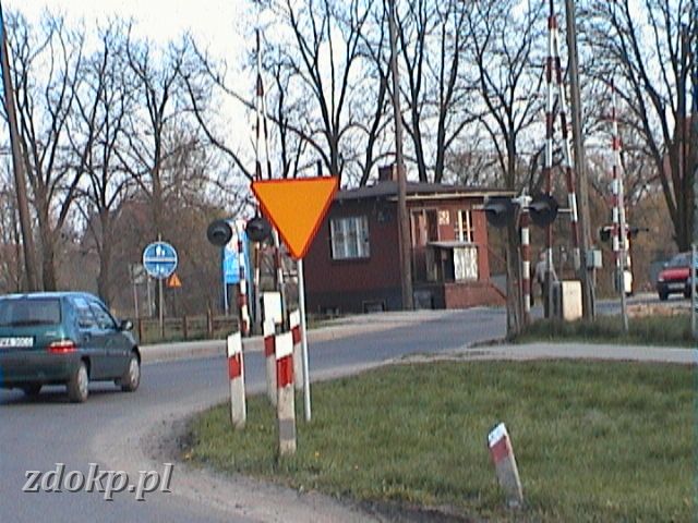2005-04-25.88 WG bud droznika przy wyj na GOL i ROG.JPG - przejazd kolejowy przez linie Wgrowiec - Goacz i Wgrowiec - Rogono Wlkp.
